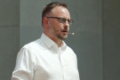 Jeden muž, média a miliony z veřejných peněz. Paukner rozkrývá systém