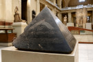 Černý vrchol pyramidy. Co je pravda na záhadě kamene Benben