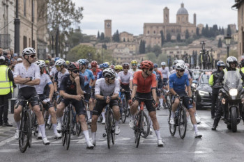 Peloton zastavil Lombardii. Cyklisté žádají bezpečnější závody