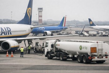 Palivová krize v Evropě. Letiště omezují lety