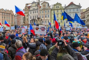 Má stát financovat odpor proti vlastní vládě?