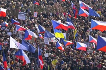 Umělci na Letné odmítli dotace. Peníze chtějí pro děti a seniory