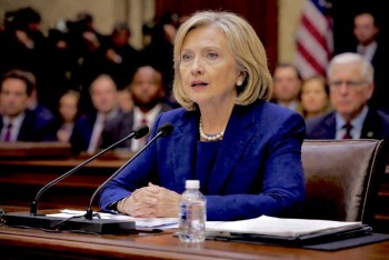 Clintonová pod tlakem kauzy Epstein žádá výslech Trumpa